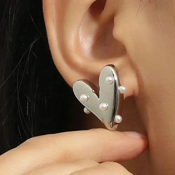 Silver tone pearl detail heart shape studs chic trendy cute - Picture 1 of 3